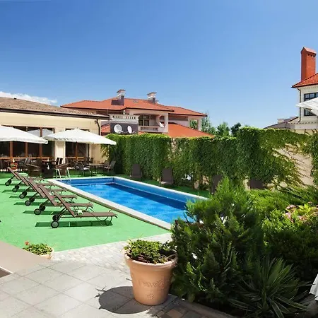 Promenada Hotel 4*